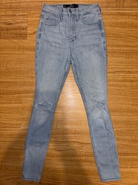 Hollister Light Wash Curvy High-Rise Super Skinny Jeans with Knee Distress-Short